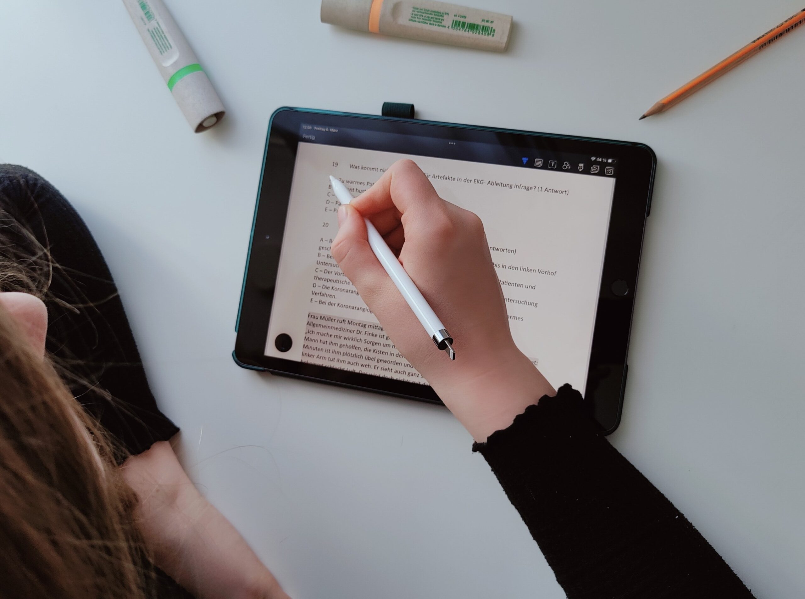 Eine MFA-Auszubildende löst Multiple Choice Fragen zur MFA Abschlussprüfung /Zwischenprüfung auf einem Tablet